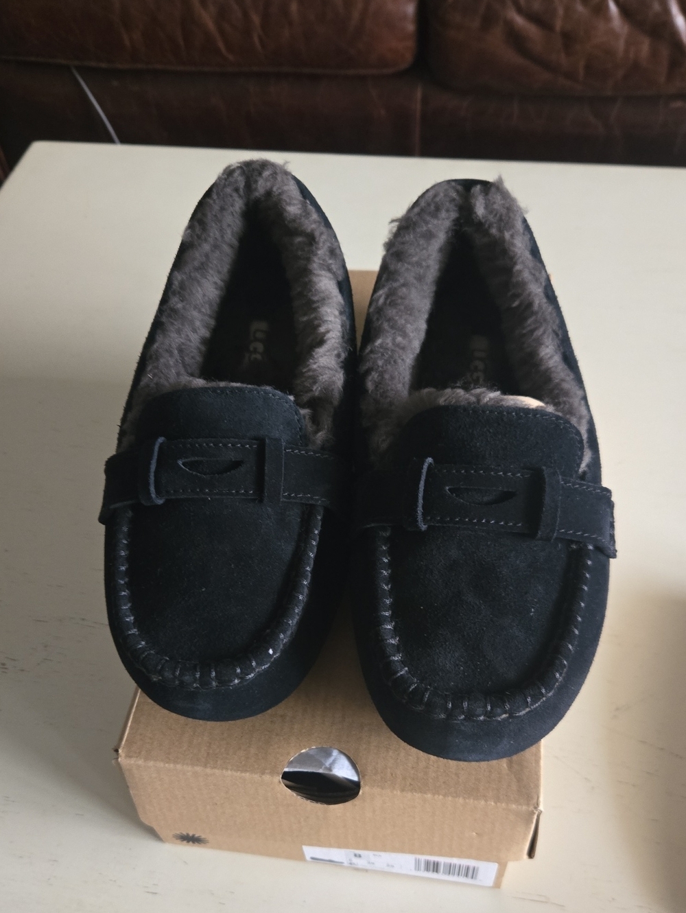 New In Box UGG Willow Black Suede Moccasin 1166891 Size 8 / 39